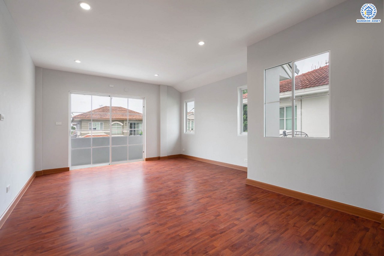 บ้านมือสองตกแต่งใหม่ แบรนด์ LH ม.มัณฑนา ราชพฤกษ์ เนื้อที่ 57.4 ตร.ว. ฟังก์ชัน 3 ห้องนอน 2 ห้องน้ำ จอดรถได้ 2 คัน พร้อมห้องอเนกประสงค์ 1 ห้อง สามารถปรับเปลี่ยนเป็นห้องทำงาน หรือห้องนอนได้ตามความต้องการ Facilities ตอบโจทย์ทุกกิจกรรม! บนทำเลใกล้วงเวียนพระราม5 เซ็นทรัลเวสต์เกต และรถไฟฟ้า "สถานีบางรักน้อยท่าอิฐ"